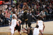 NBA季后赛首轮，爱德华兹绝杀助森林狼晋级