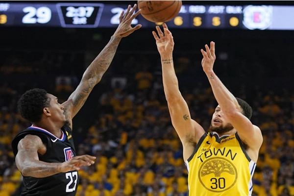 NBA,库里三分绝杀雷霆,勇士终结对手11连胜登顶西部引热议