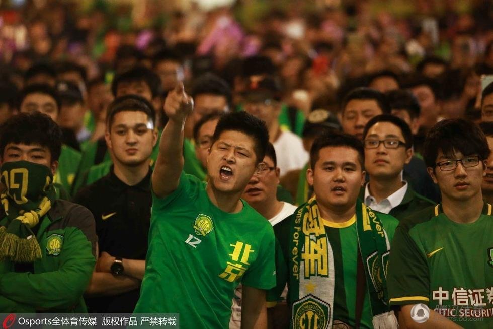  热刺核心伤退引发球迷强烈不满  